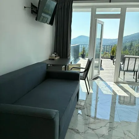 Zveniv Resort *